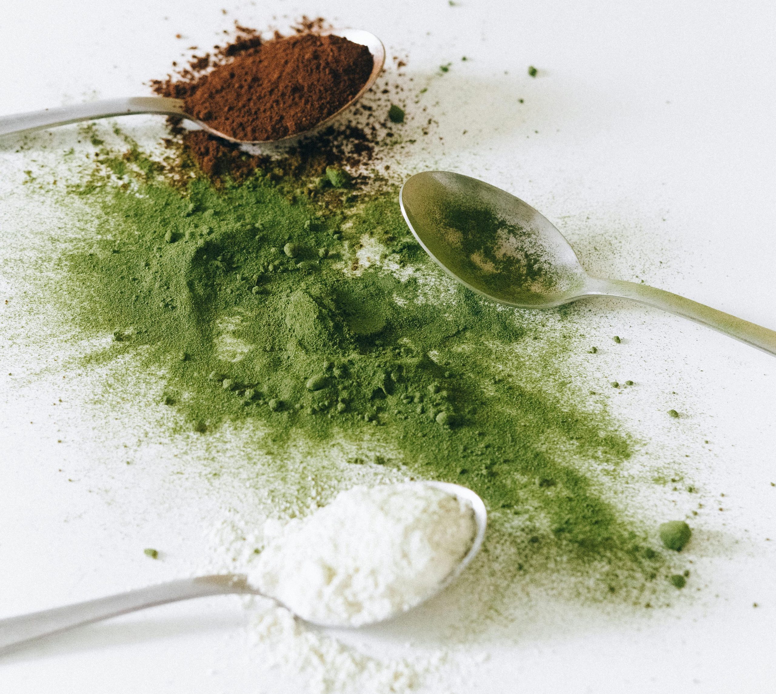 Kratom leaves and powdered kratom in a wooden bowl, representing its natural and traditional use for energy and relaxation